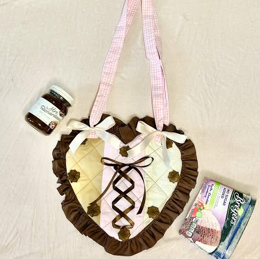 Neapolitan heart ruffle bag